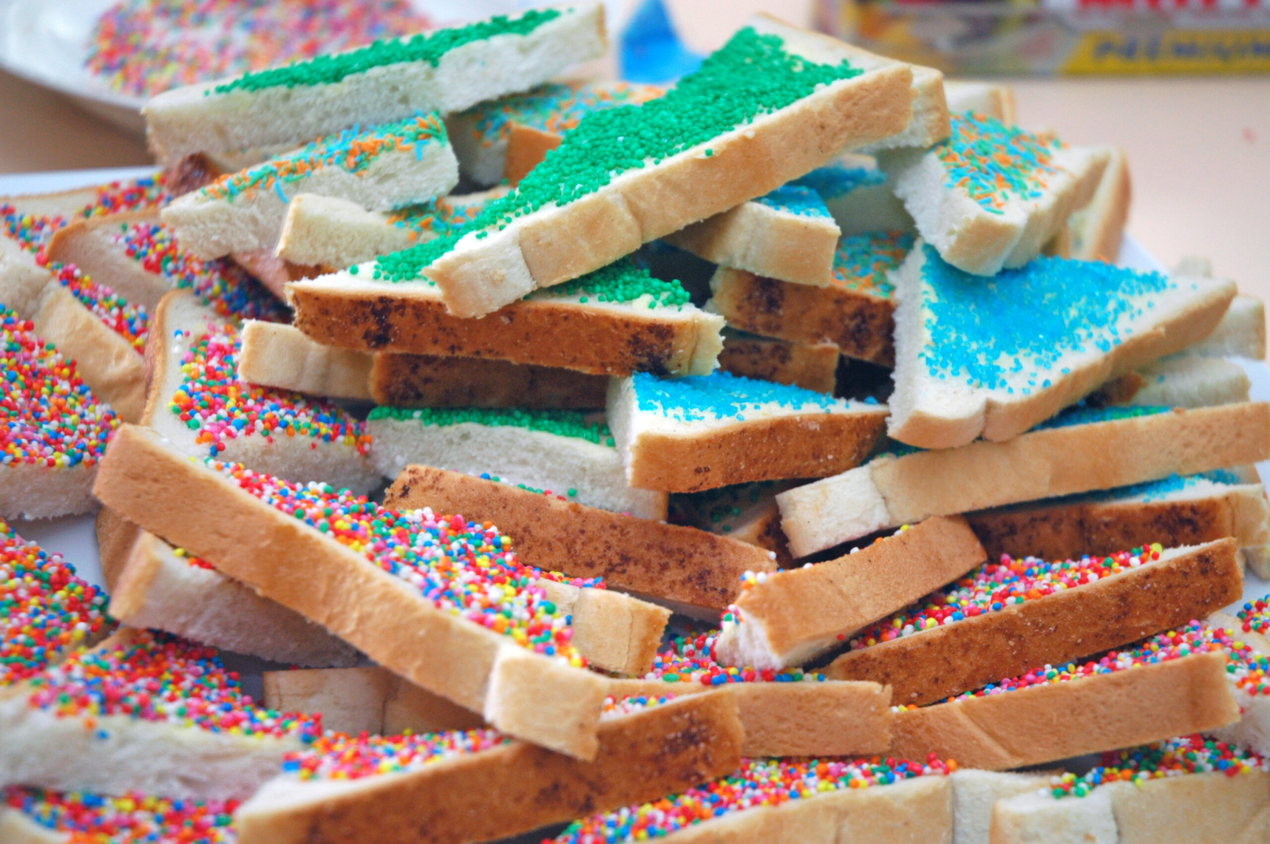 fairy-bread-makanan-ringan-penuh-warna 