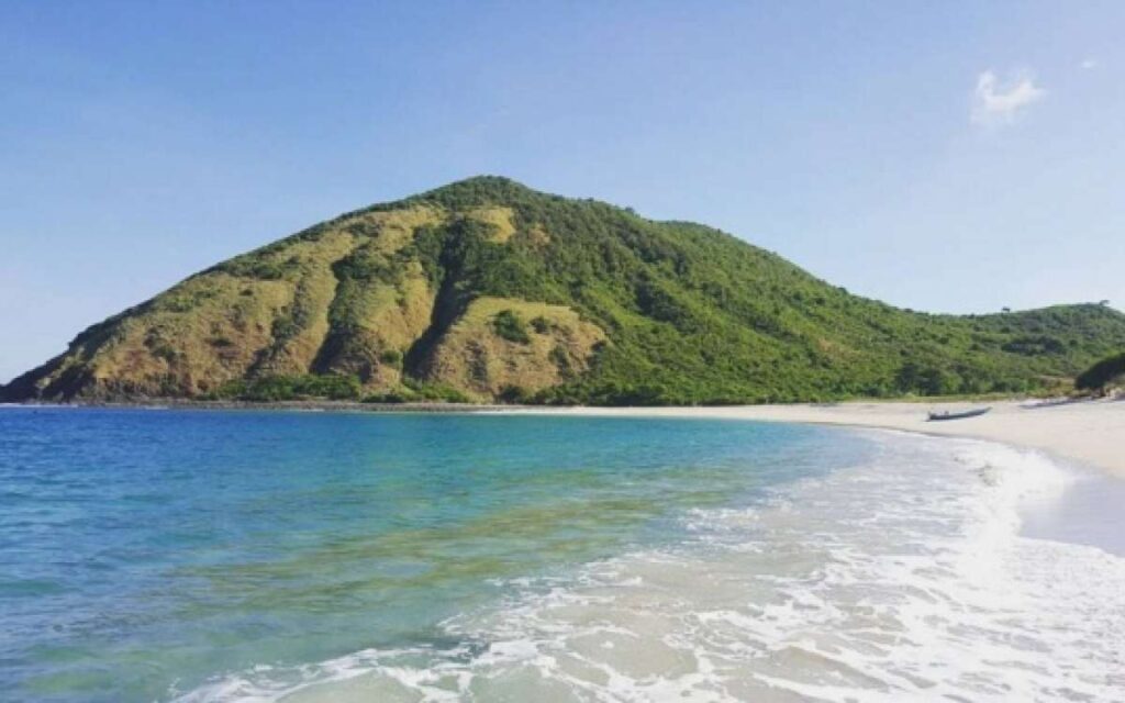 Pantai Mawun yang memukau dengan pasir putih lembut dan air laut yang biru jernih, surga tersembunyi di Lombok