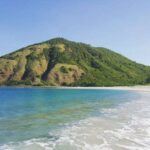 Pantai Mawun yang memukau dengan pasir putih lembut dan air laut yang biru jernih, surga tersembunyi di Lombok