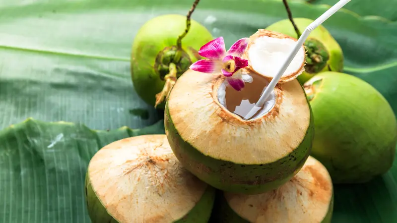 Es Kelapa Muda Segar: Minuman tradisional yang menyegarkan dengan air kelapa muda, daging kelapa lembut