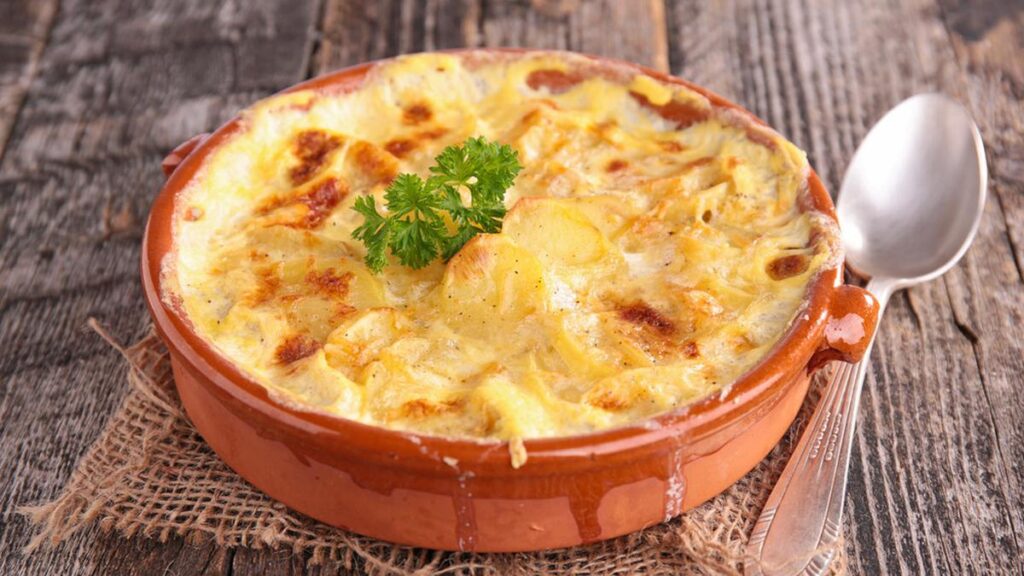 Hidangan gratin kentang keju yang creamy dan gurih, dipanggang hingga keemasan