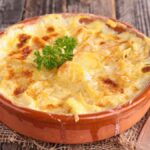 Hidangan gratin kentang keju yang creamy dan gurih, dipanggang hingga keemasan