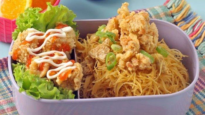 Sepiring bihun goreng ayam dengan potongan ayam dan sayuran segar, disajikan hangat dengan taburan bawang goreng