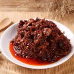 Sambal ikan roa khas Manado, perpaduan rasa pedas dan aroma ikan asap yang menggoda selera