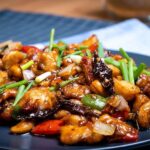 Sepiring ayam Kung Pao dengan saus kental pedas manis