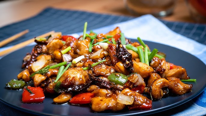 Sepiring ayam Kung Pao dengan saus kental pedas manis