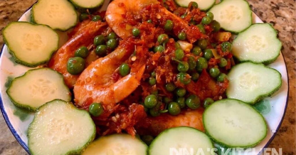 Leunca udang balado pedas dengan warna cerah, disajikan di atas piring keramik