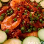 Leunca udang balado pedas dengan warna cerah, disajikan di atas piring keramik