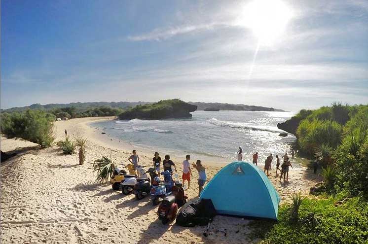 Daya Tarik Pantai Drini yang Bikin Betah
